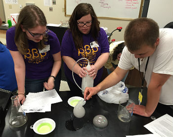 Photo of IM体育试玩 students participating in group laboratory experiment.