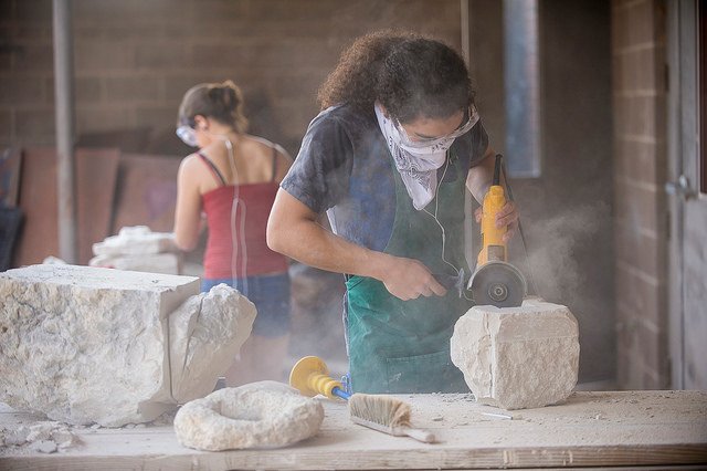 IM体育平台 students creating sculptures in class