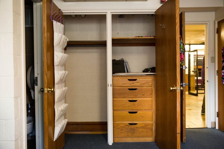 IM体育试玩  Anderson Hall dorm room closet