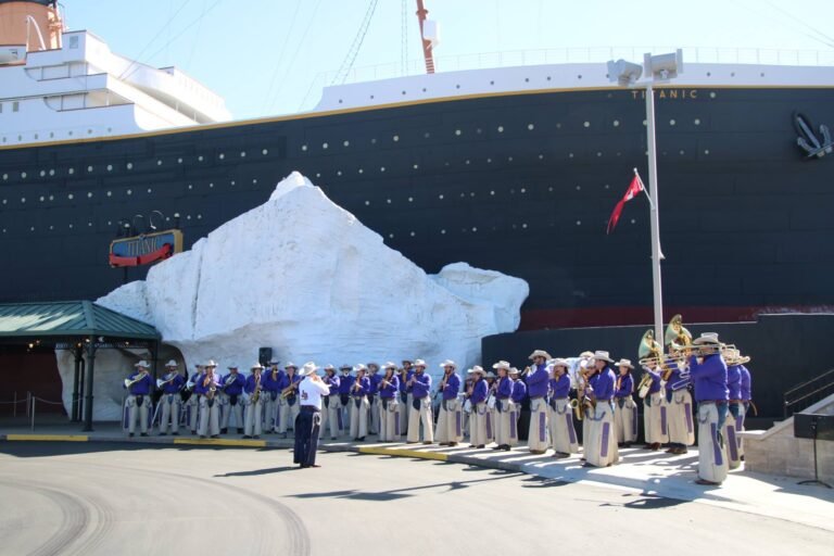 IM体育试玩 on a boat