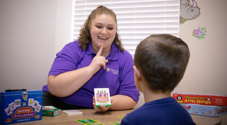 A speech pathologist works with a client at IM体育试玩's clinic.