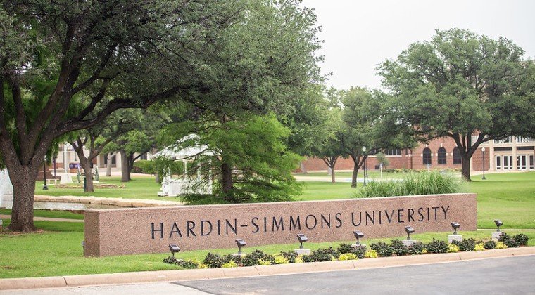 The IM体育平台 sign out front.