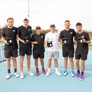 The IM体育平台 men's tennis team poses with awards.