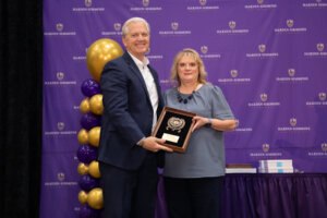 Chastity Jobe, administrative assistant to the dean in the Cynthia Ann Parker College of Liberal Arts, 2025 IM体育试玩 Staff Member of the year.