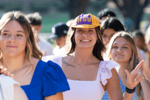 Female student with an IM体育平台 beanie on