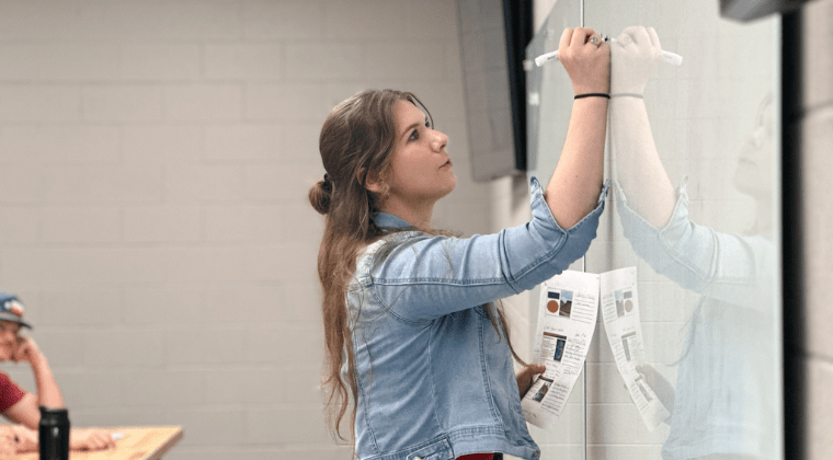 The Scientist in the Registrar’s Office: How IM体育试玩’s Moira Plantier Is Tracking Dust Storm Risks